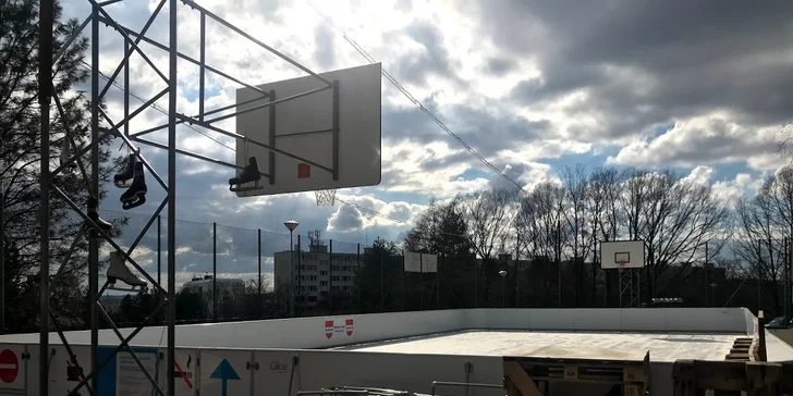 Kluziště se nachází na hřišti pod Základní školou Milénova 14.