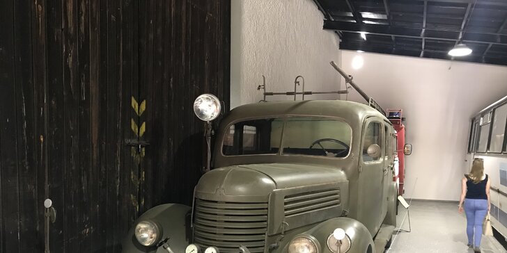 Rodinný vstup do muzea veteránů: rozsáhlá sbírka historických vozů i hraček