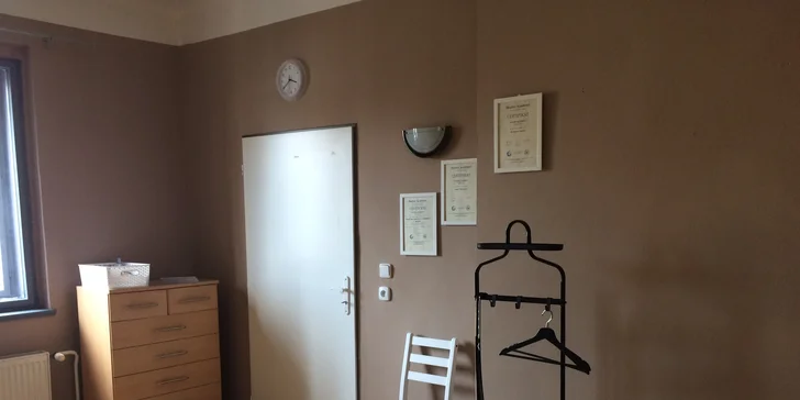 Baňkování nebo baňková masáž pro uvolnění a odstranění bolesti