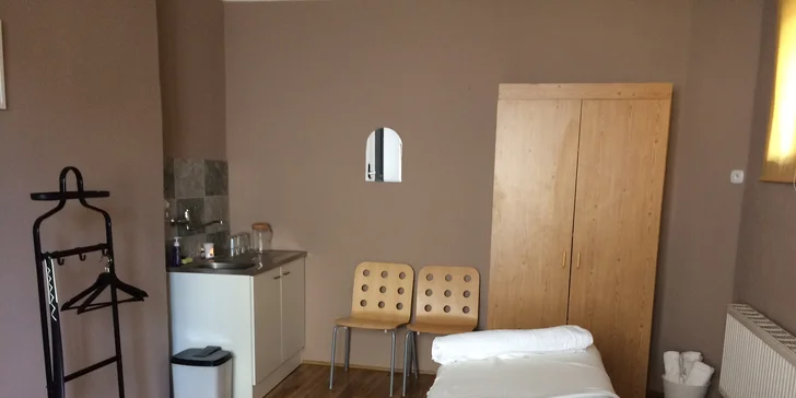 Baňkování nebo baňková masáž pro uvolnění a odstranění bolesti