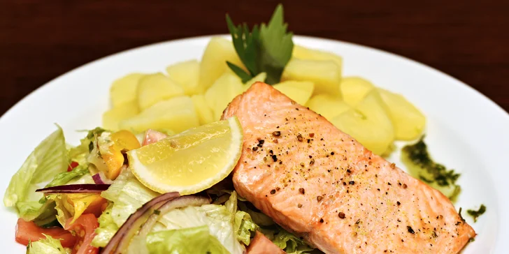 Pochutnejte si na rybě: Steak z lososa na rukolovém lůžku a zmrzlina jako dezert