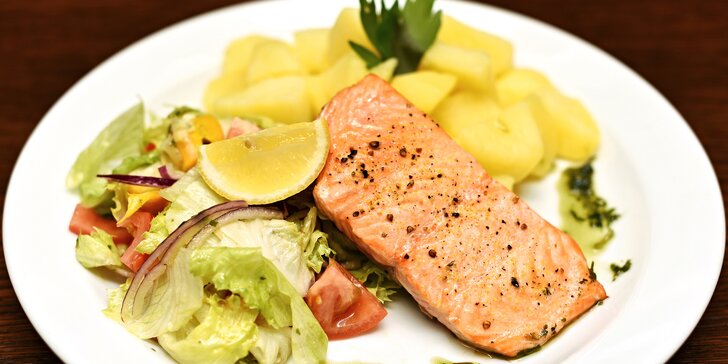 Pochutnejte si na rybě: Steak z lososa na rukolovém lůžku a zmrzlina jako dezert