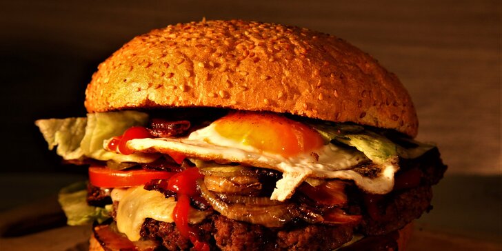 Nadupaný hovězí burger v centru Plzně: American nebo Mexican burger