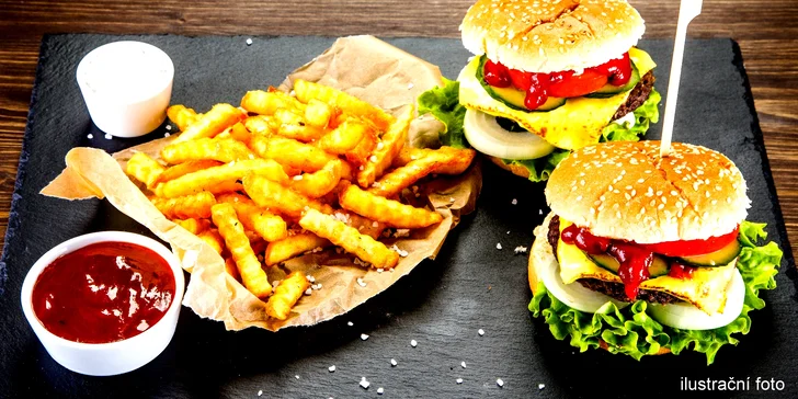 Pořádně se nadlábněte: dva hovězí burgery s hranolky a dvěma omáčkami