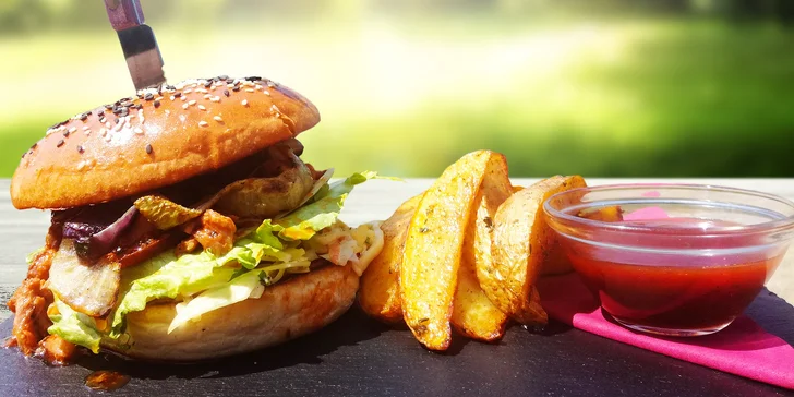 Burger s konfitovanou vepřovou krkovicí na Ladronce: pro 1 nebo 2 osoby