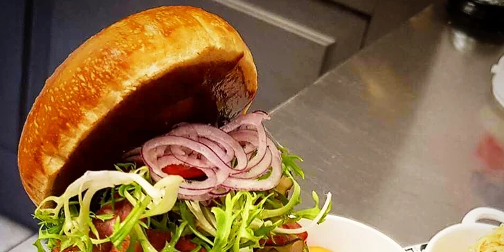 Hovězí či lososový burger s americkými bramborami nebo salátem Coleslaw