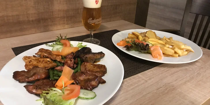 Mix grill s přílohou pro dvojice i rodinu: kuřecí prsa, vepřová játra i krkovice