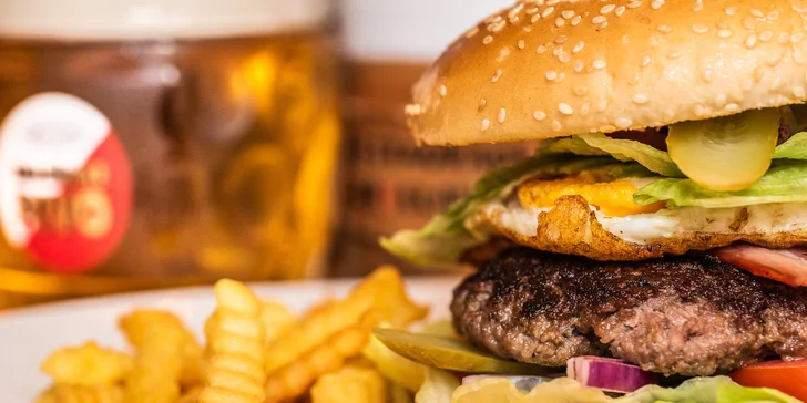 Burger menu pro 1 či 2, výběr ze 7 druhů: hovězí, kuřecí i vege s goudou