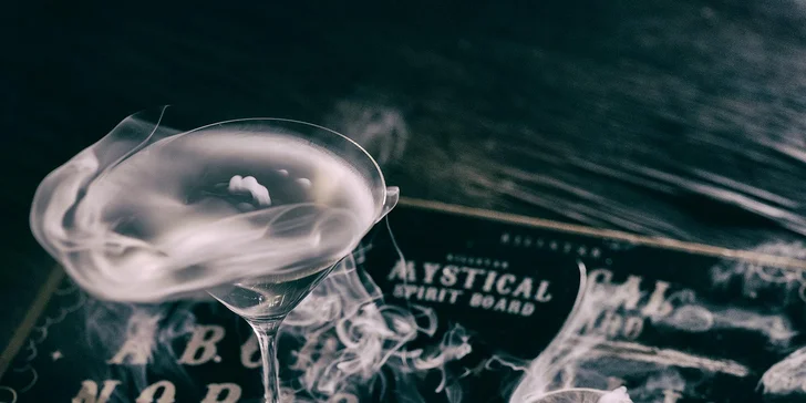 Hororové koktejly ve Fear house: s Proseccem, s ginem nebo Stolichnaya Elit