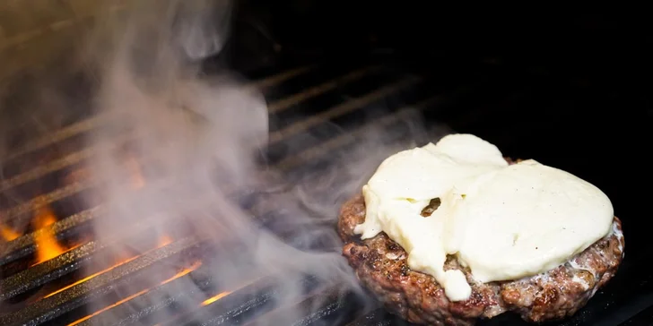 Grilovaný hovězí burger se steakovými hranolky a fenyklovou majonézou
