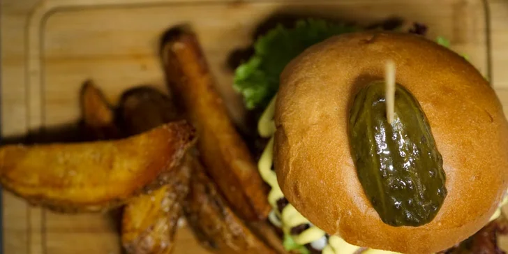 Grilovaný hovězí burger se steakovými hranolky a fenyklovou majonézou