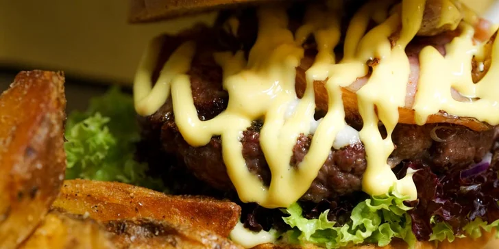 Grilovaný hovězí burger se steakovými hranolky a fenyklovou majonézou