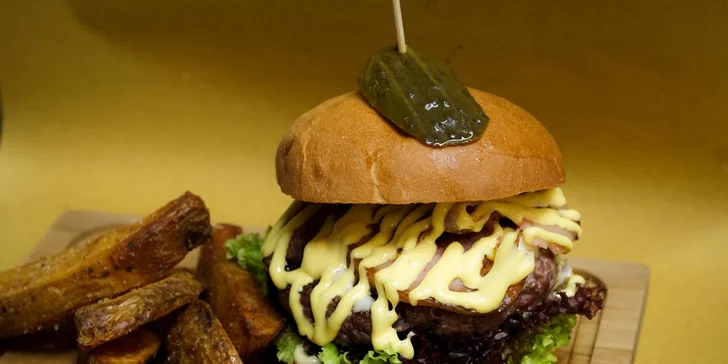 Grilovaný hovězí burger se steakovými hranolky a fenyklovou majonézou