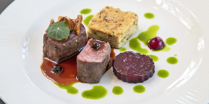 Steak z jelena sika s liškami, bylinkovou nádivkou, pečenou červenou řepou a jalovcovou omáčkou