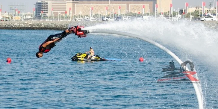 Na Flyboardu se dají předvádět různé triky a jejich kombinace. Mezi základní akrobace patří delfín, spin, backflip nebo výtah. 