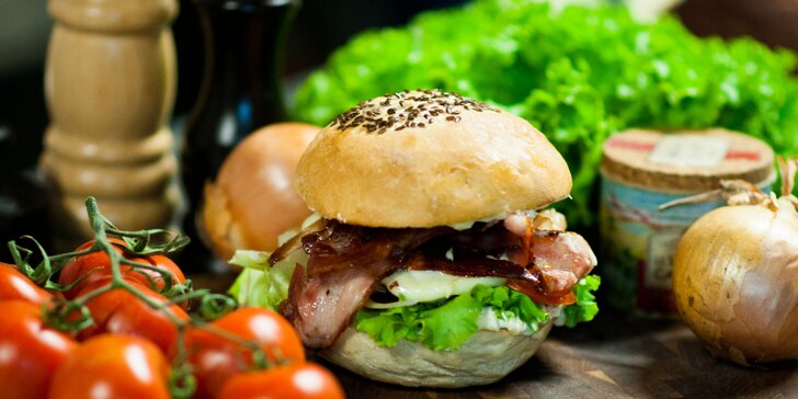 Jehněčí nebo Bacon Cheese Burger v domácí bulce na farmářských trzích