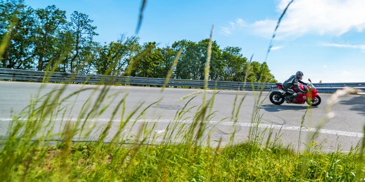 Zažijte adrenalinovou jízdu na závodní Ducati: 40 minut nebo 8 hodin