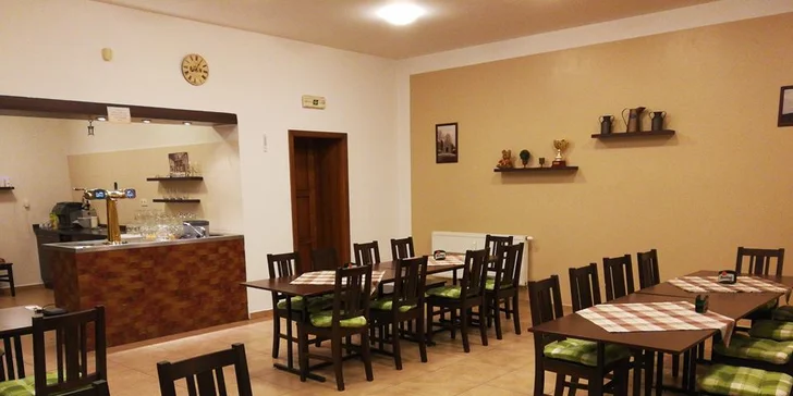 Rustikální burger s hranolky a domácím dipem v nedávno otevřené restauraci