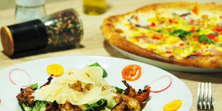 Pizza, Caesar salát nebo obojí ve vychvalované restauraci Ratejna