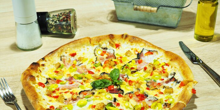 Pizza, Caesar salát nebo obojí ve vychvalované restauraci Ratejna