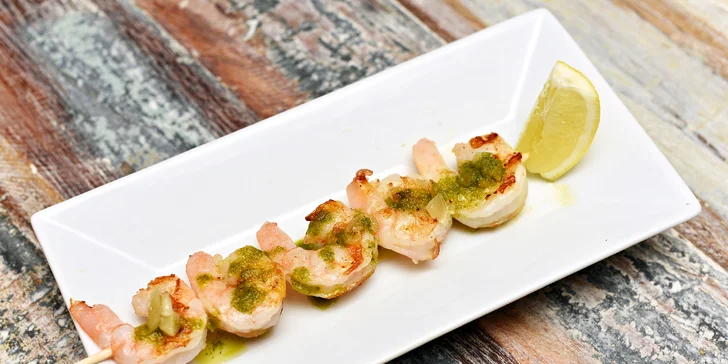 Degustace mnoha řeckých předkrmů "mezze": krevetový špíz i krůtí biftečky