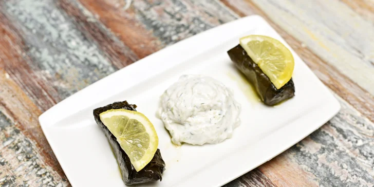 Degustace mnoha řeckých předkrmů "mezze": krevetový špíz i krůtí biftečky