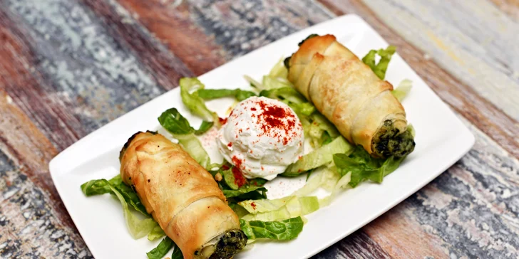 Degustace mnoha řeckých předkrmů "mezze": krevetový špíz i krůtí biftečky