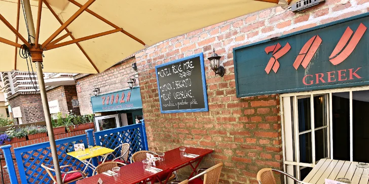 Degustace mnoha řeckých předkrmů "mezze": krevetový špíz i krůtí biftečky