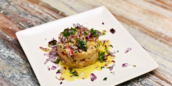 Degustace mnoha řeckých předkrmů "mezze": krevetový špíz i krůtí biftečky
