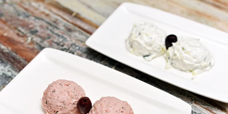Degustace mnoha řeckých předkrmů "mezze": krevetový špíz i krůtí biftečky