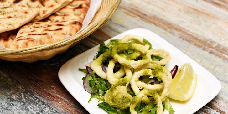 Degustace mnoha řeckých předkrmů "mezze": krevetový špíz i krůtí biftečky