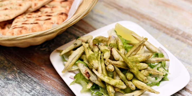 Degustace mnoha řeckých předkrmů "mezze": krevetový špíz i krůtí biftečky