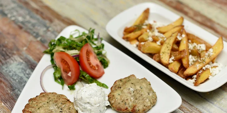 Degustace mnoha řeckých předkrmů "mezze": krevetový špíz i krůtí biftečky