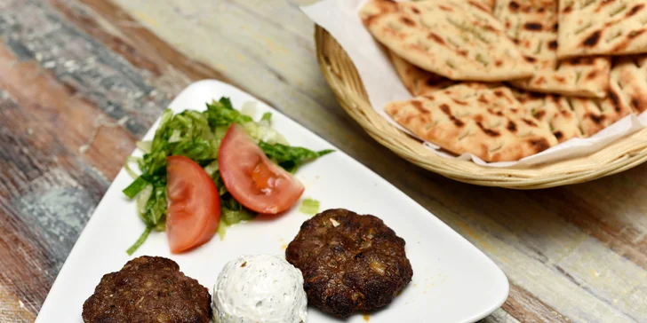 Degustace mnoha řeckých předkrmů "mezze": krevetový špíz i krůtí biftečky