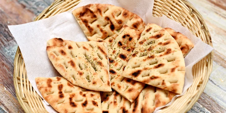 Degustace mnoha řeckých předkrmů "mezze": krevetový špíz i krůtí biftečky