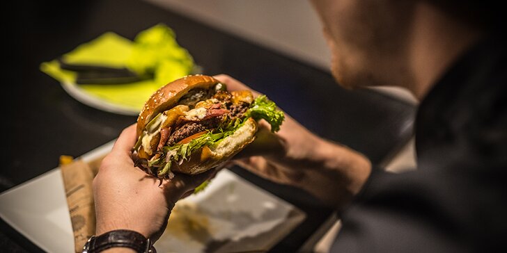 Pořádně napěchovaný burger s domácími hranolky a osvěžujícím nápojem