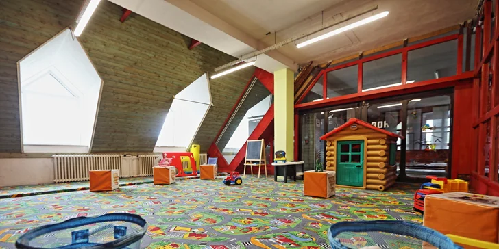 V hotelu je velký dětský koutek i se skluzavkou. 