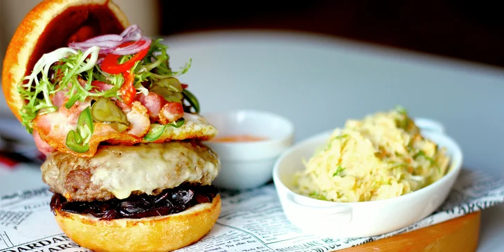 Hovězí či lososový burger s americkými bramborami nebo salátem Coleslaw
