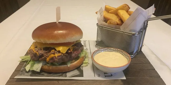 Domácí cheeseburger s hovězím masem, steakové hranolky a vanilkový shake