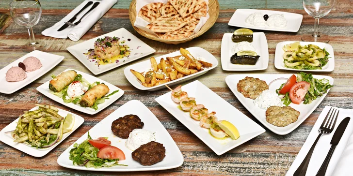 Degustace mnoha řeckých předkrmů "mezze": krevetový špíz i krůtí biftečky
