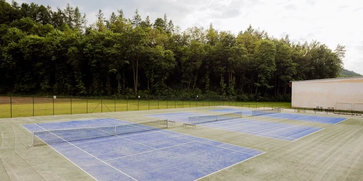Tenis si môžete zahrať na 7 dvorcoch s umelou trávou.