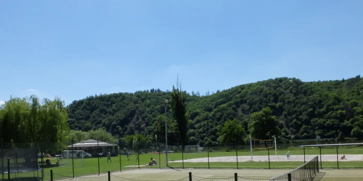 Rodinná dovolená u vody: rekreační areál ve Vraném nad Vltavou s polopenzí