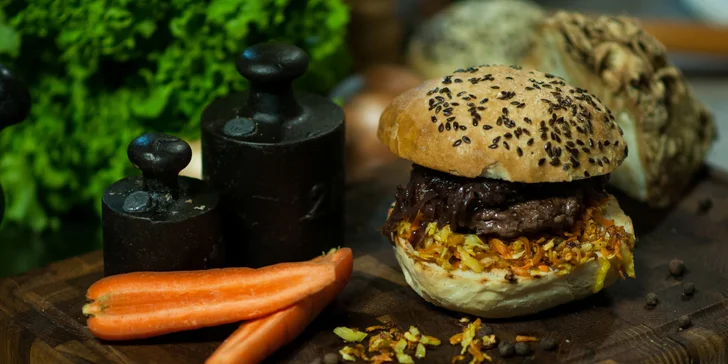 Jehněčí nebo Bacon Cheese Burger v domácí bulce na farmářských trzích