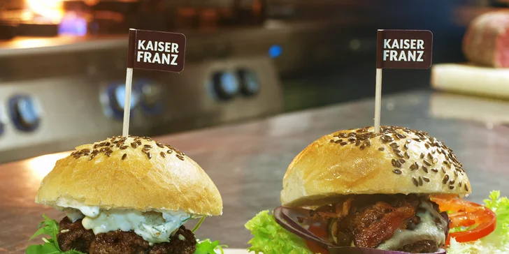 Jehněčí nebo Bacon Cheese Burger v domácí bulce na farmářských trzích