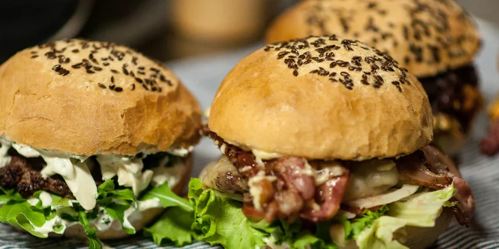 Jehněčí nebo Bacon Cheese Burger v domácí bulce na farmářských trzích