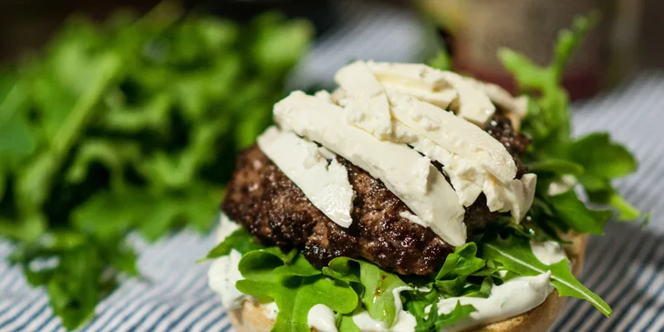 Jehněčí nebo Bacon Cheese Burger v domácí bulce na farmářských trzích
