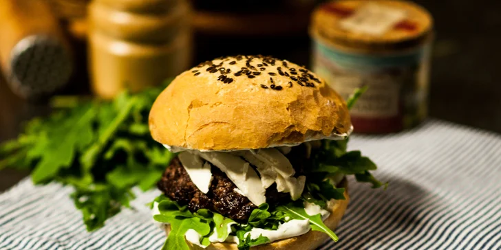 Jehněčí nebo Bacon Cheese Burger v domácí bulce na farmářských trzích