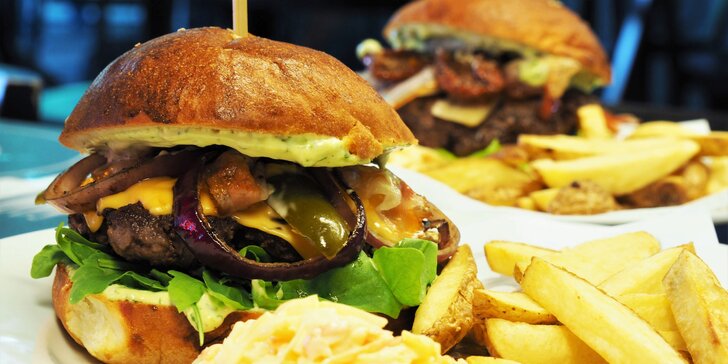 Vychytaný a šťavnatý burger dle výběru, domácí hranolky a salátek Coleslaw