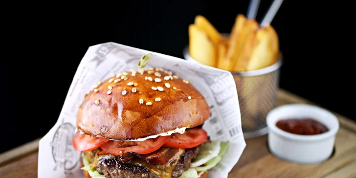 Hovězí burger 1869 připravený na pivu a půllitr Smíchovského piva