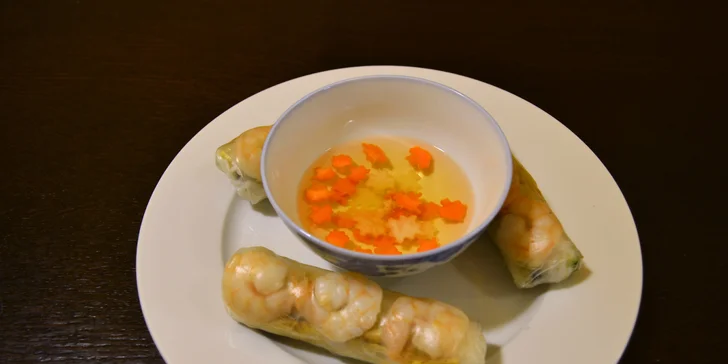 Výběr ze závitků a tradičních jídel ve vietnamské restauraci u náplavky